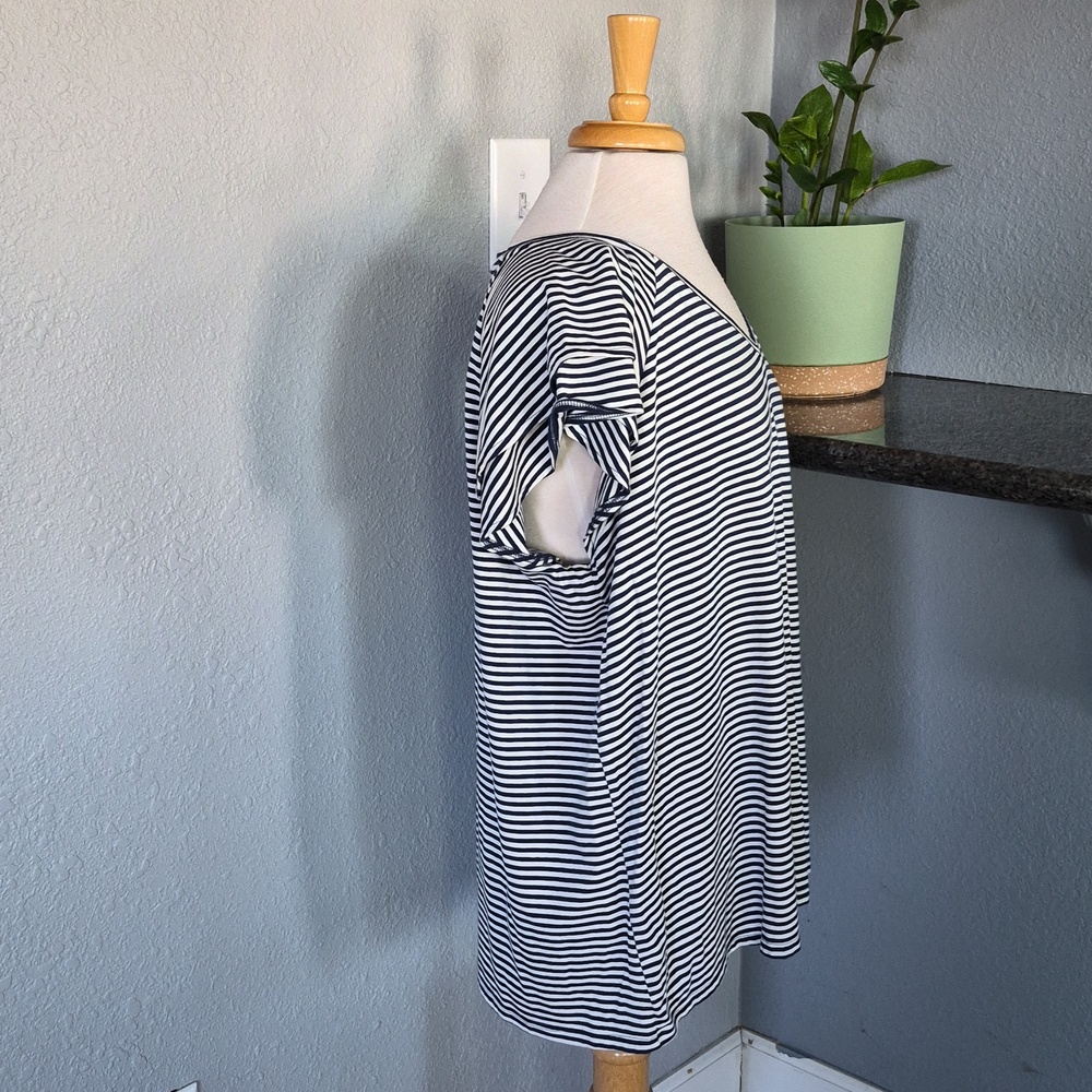 LC Lauren Conrad Plus Size 2X Black & White Striped V-Neck Women’s Top - Picture 2 of 5